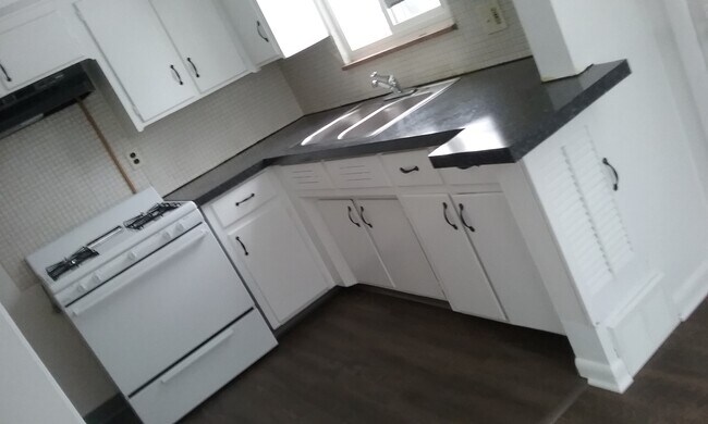 Kitchen - countertops and flooring - 907 Davis Ave.