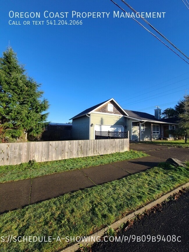 Building Photo - Main Level Living close to schools and sho...