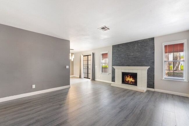 Building Photo - Exquisite Home, Prime Location!