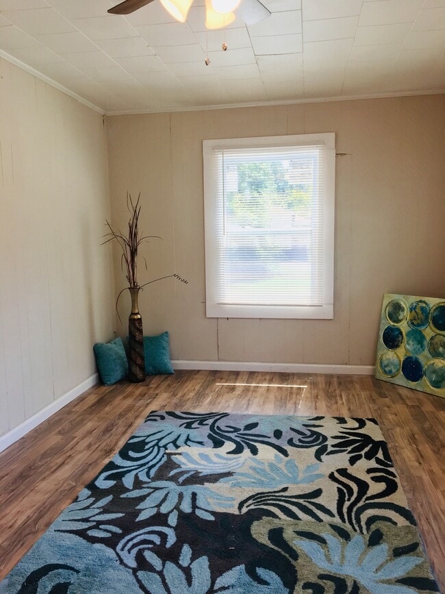 Building Photo - COMING SOON! DEPOSIT-FREE Renting option thru OBLIGO! Deposit Alternative available.