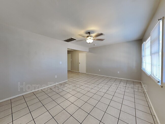 Foto del edificio - 2525 W Luke Ave