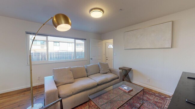 Foto del edificio - Room in 6 Bedroom Home at 2404 Gabriel Avenue