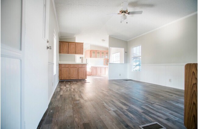 Foto del edificio - ONLY 3 Miles from BEACH!!!! Close to Navy Base, fenced yard, very large covered front porch