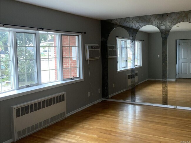 Foto del edificio - 72 Bethpage Rd