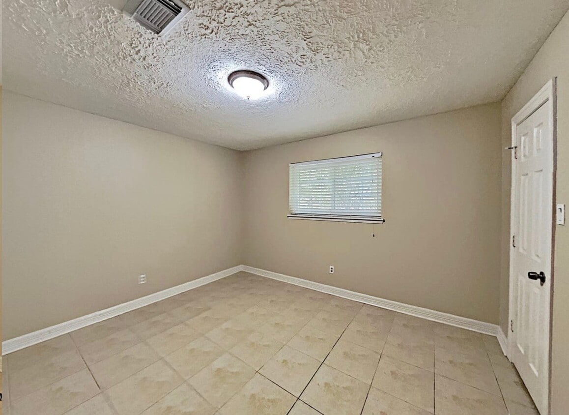 Building Photo - 16395 Havenpark Dr