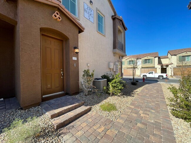 Building Photo - GATED 2 BED 2.5 BATH 2 CAR GARAGE 2FLOOR C...