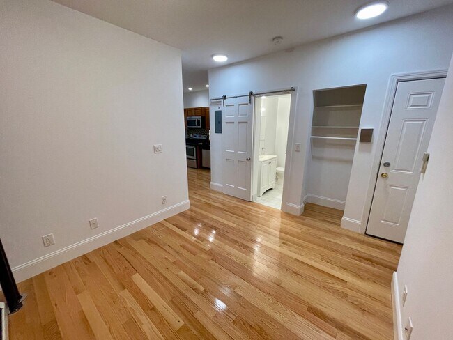 Building Photo - $2850 - beacon hill one bed with modern ki...