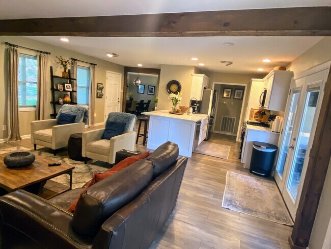 Foto del edificio - 4111 Hill Oak Dr