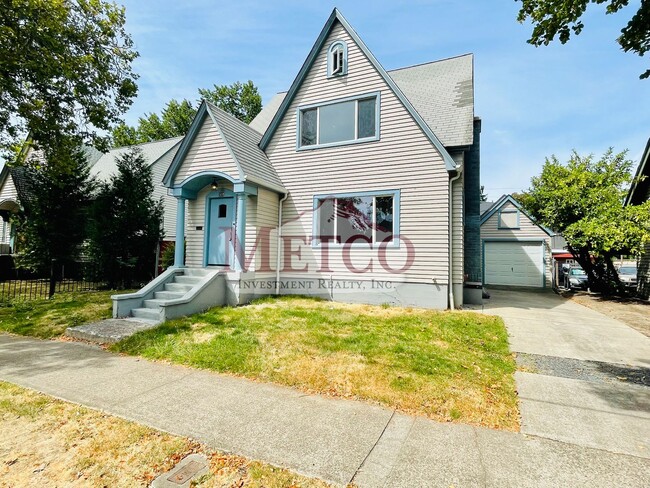 4 bedroom 1 1/2 bath home close to U of O - 4 bedroom 1 1/2 bath home close to U of O