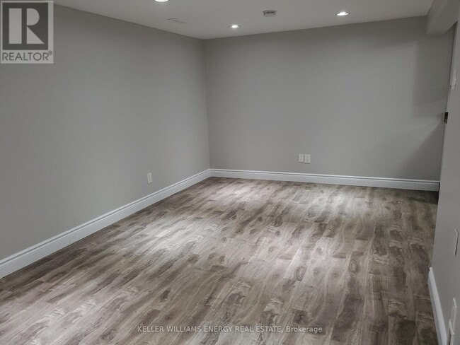 Building Photo - 1137 Norman Crescent