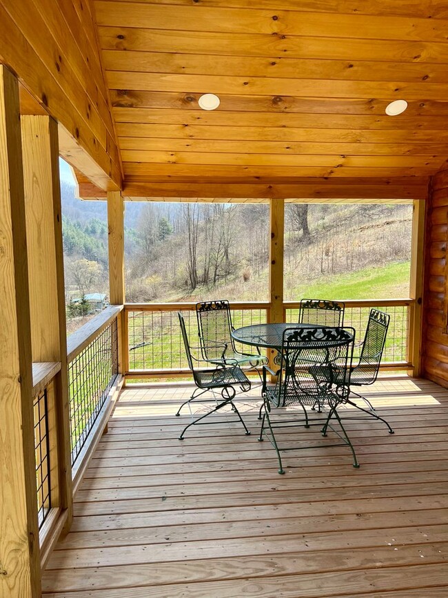 Building Photo - 3 Bedroom 2 Bathroom Cabin In Mars Hill!