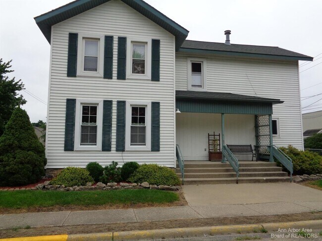 Building Photo - 108 Burton St
