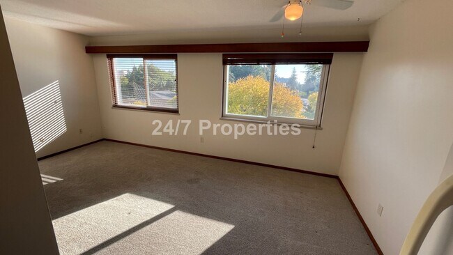 Foto del edificio - Beautiful 1 BD | 1 BA Apartment with a Vie...