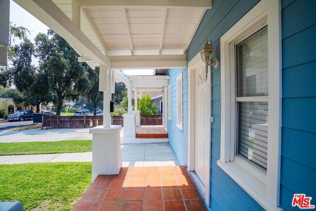 Building Photo - 1131 N Sierra Bonita Ave