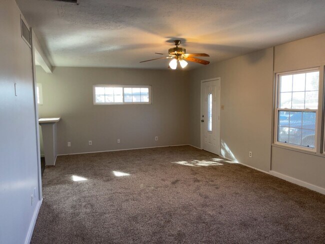 Foto del edificio - Henderson - 3 Bedrooms - 1 Baths - Corner Lot