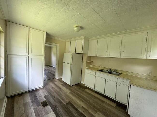 Building Photo - Historic District 2BR/1BA Home Built For Q...