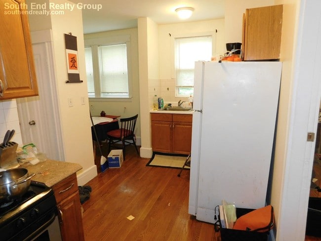 Building Photo - Sunny 1 Bed close to BC! Sept 1st!