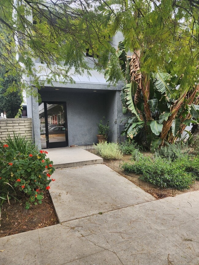 Building Photo - 4546 Murietta Ave