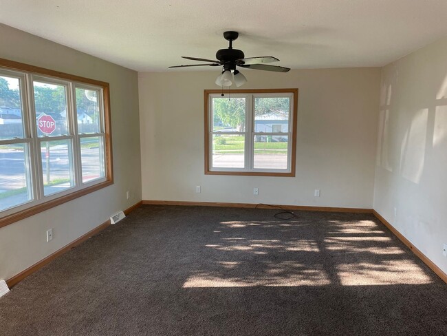 Building Photo - 2 Bedroom, 1 Bath House in Clinton, IA