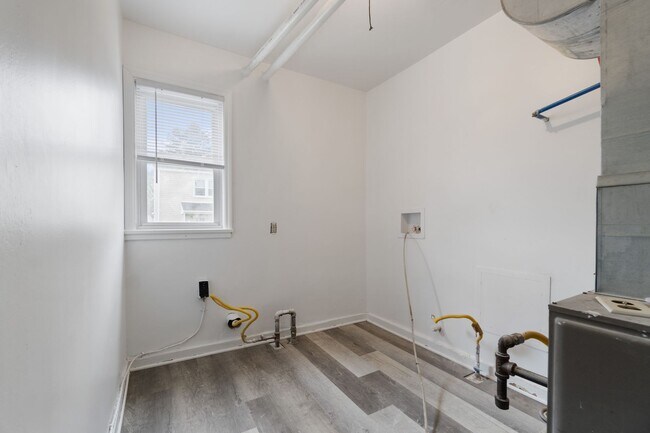 Foto del edificio - BEAUTIFUL 4 BEDROOM APARTMENTS!!