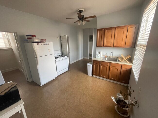 Kitchen - 3338 S May St