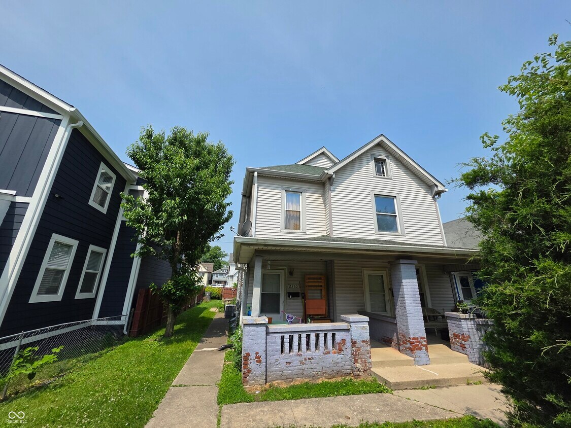 Foto principal - 2310 N Kenwood Ave