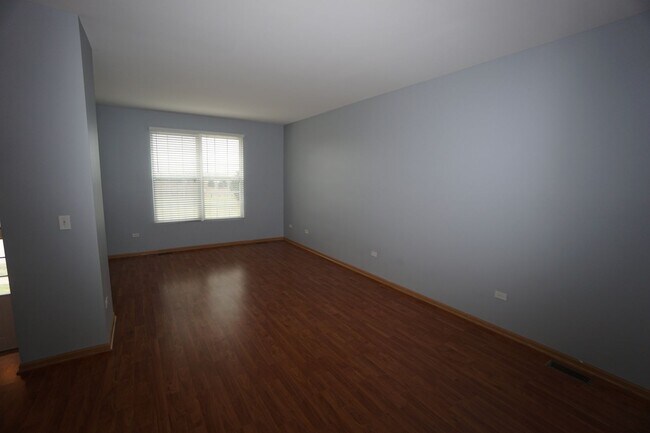 Building Photo - Spacious 2 story townhome, 3-bedroom plus ...