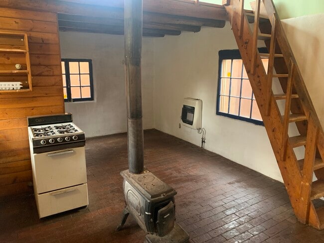 Ground floor wood stove - 914 Alto St