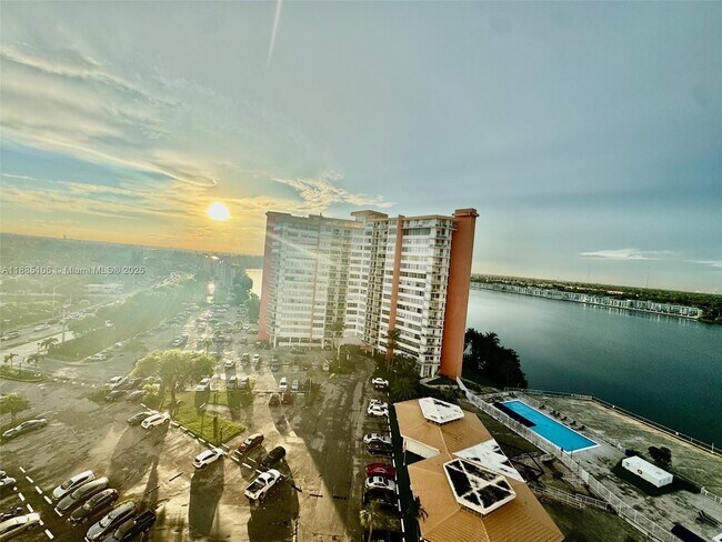 Foto del edificio - 1351 NE Miami Gardens Dr