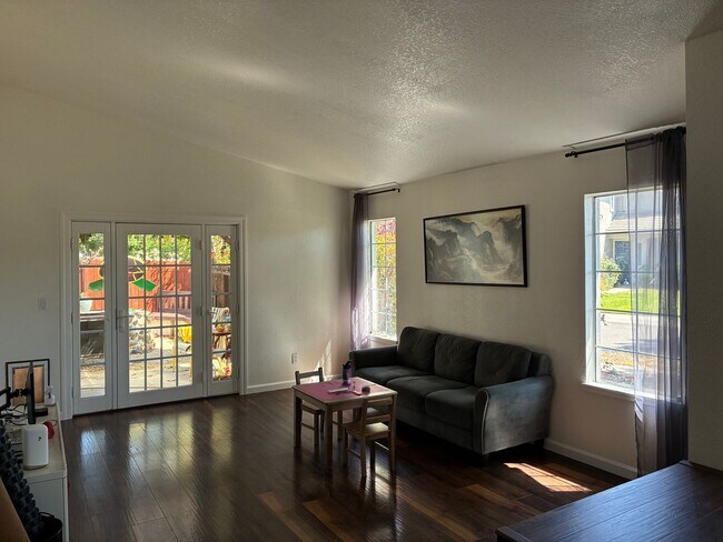 Foto del edificio - 4 Bedroom 2 bathroom home in Mace Ranch Davis