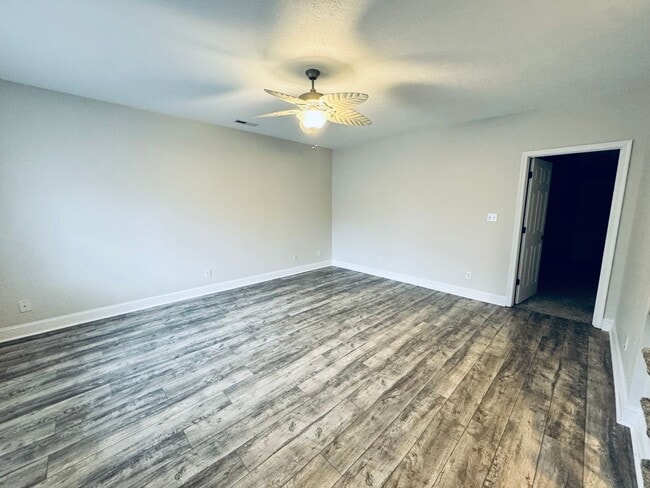 Building Photo - End Unit Wyndhurst Townhome