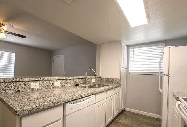 Foto del edificio - SPACIOUS EAST VALLEY LIVING IN PRIME MESA LOCATION WITH POOL ACCESS