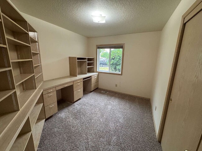 Building Photo - Spacious Single-level Home in Newer Milwau...