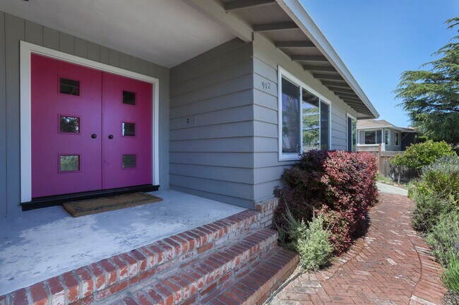 Building Photo - 3 Bed 2 bath ranch style home with Bay vie...