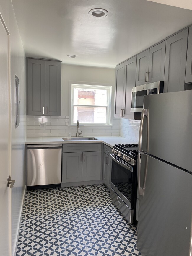 kitchen - 1331 W Adams Blvd