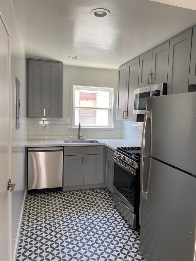 kitchen - 1331 W Adams Blvd