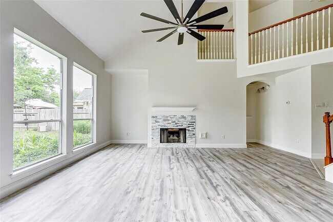 Foto del edificio - 13335 Yaupon Holly Ln