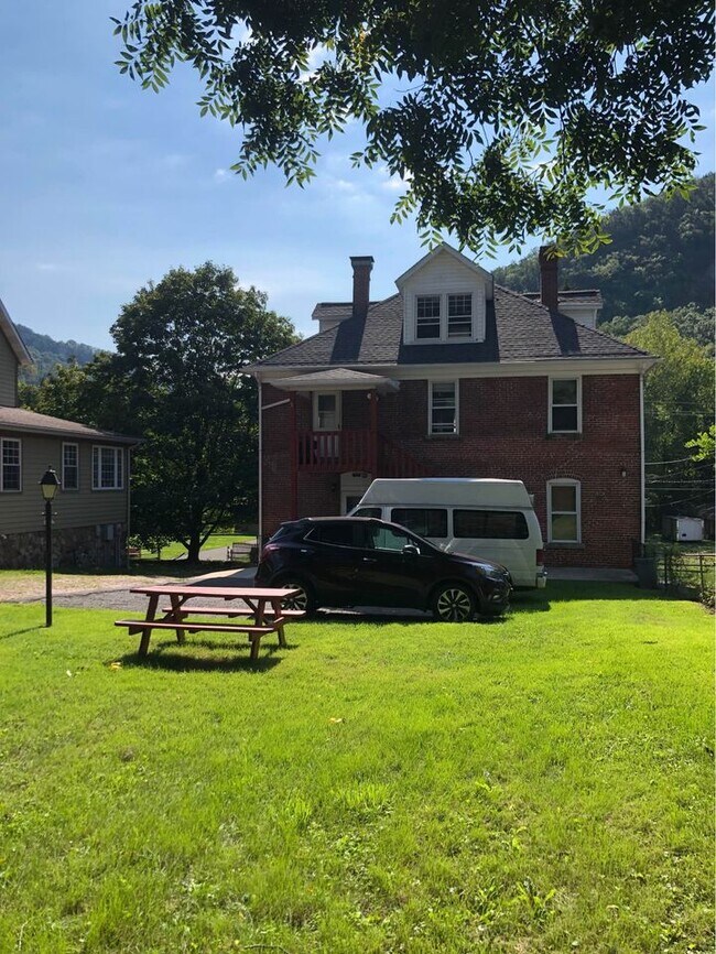 Patio interior - 11019 Old Mount Savage Rd NW