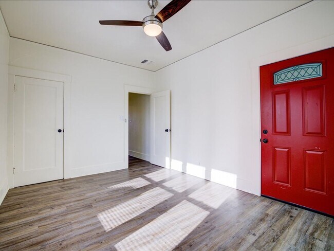 Foto del edificio - Cozy & Stylish 2-Bedroom Home with Spacious Backyard!  WATER, TRASH AND SEWER INCLUDED!!!!!