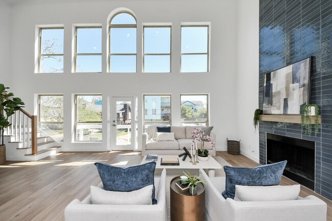 Building Photo - 300 Narcissus Rd