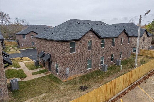 Building Photo - 1346 N Porter Rd