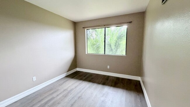 Foto del edificio - Bright 2BR Bay Park Townhome with Covered Parking & Canyon View Balcony