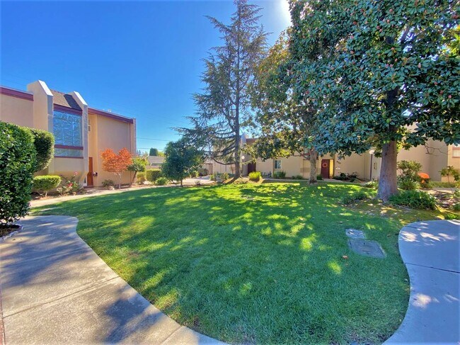 Building Photo - 820 Hooshang Ct