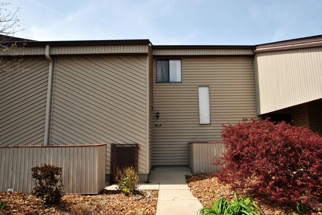 Building Photo - UPDATED AND CLEAN UNFURNISHED CONDO