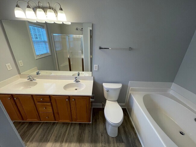 Building Photo - 3 Bedroom 2 Bathroom Available in Highland...