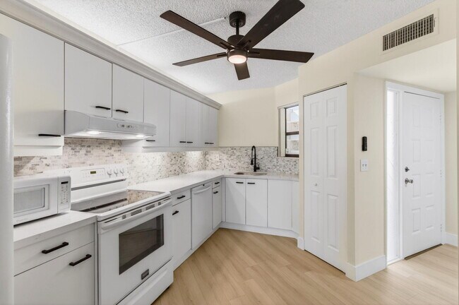 Foto del edificio - 5900 Camino Del Sol