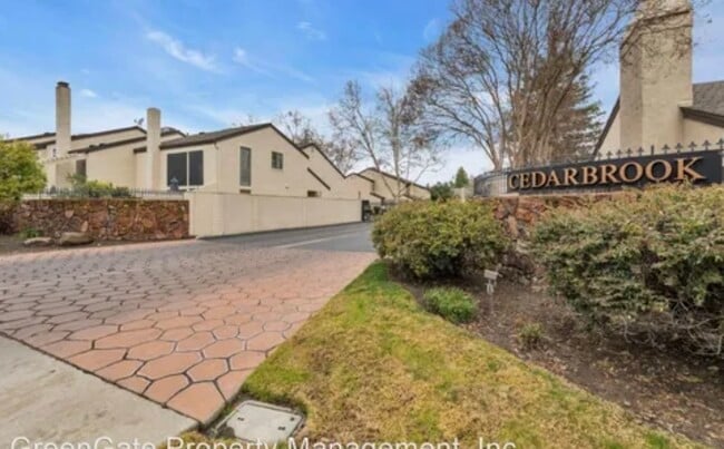 Building Photo - 1102 Cedar Creek Dr