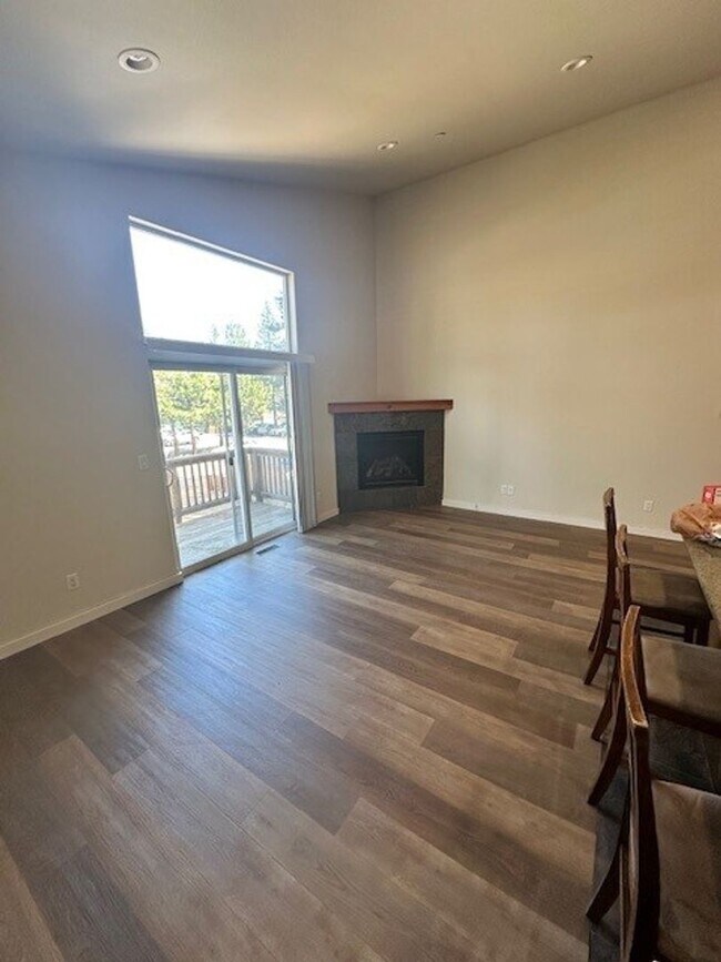 Foto del edificio - Lovely, recently remodeled 3Bd townhouse duplex! Available for viewing now! Call me to inquire to...