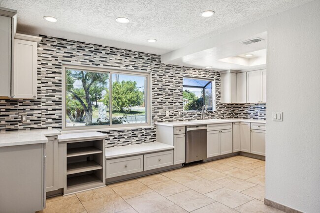 Foto del edificio - 3 Bed / 2 Bath Home with Bonus Room, Pool and Two Car Garage.