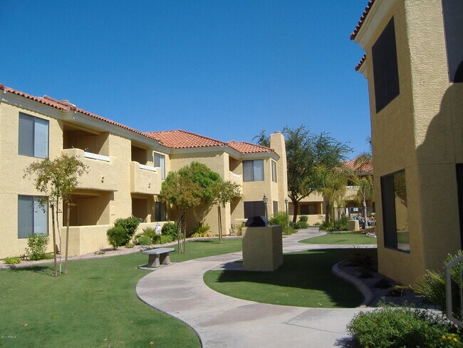 Building Photo - 9990 N Scottsdale Rd